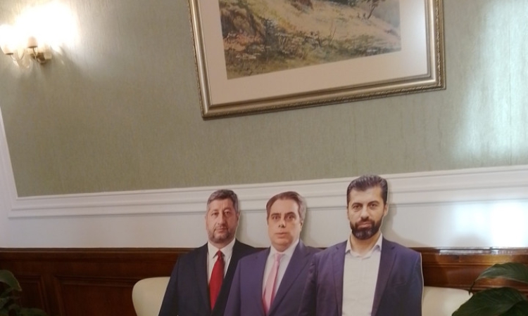 „Всеки ден тези хора бяха в моя кабинет“: Пеевски направи „Музей на сглобката“